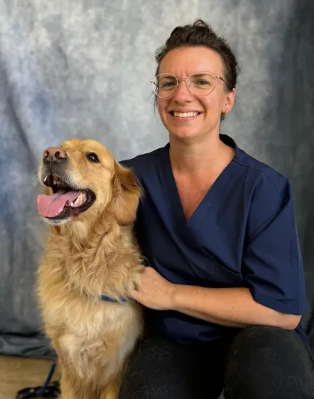 Corinne neben einem goldenen Hund