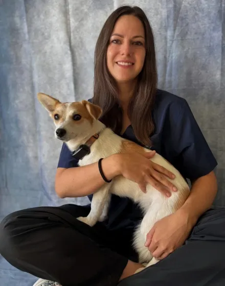 Eva mit einem kleinen Hund auf dem Schoss